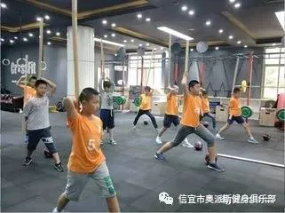如何根据篮球比赛的不同阶段调整力量训练强度?_1